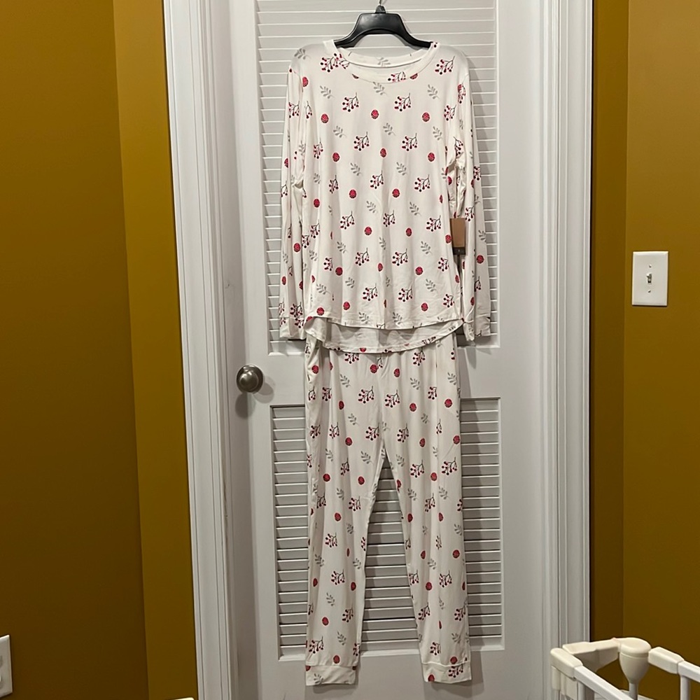 Kyte baby Womens holiday jogger set- holly berry (retired)